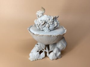 白備前　牡丹獅子香炉