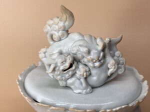 白備前　牡丹獅子香炉