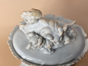 白備前　牡丹獅子香炉