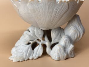 白備前　牡丹獅子香炉