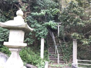 日吉神社　鳥居、灯籠、石段